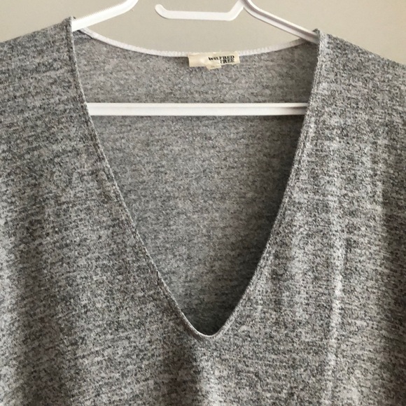 Aritzia Wilfred free long sleeve v-neck tee - Picture 5 of 6